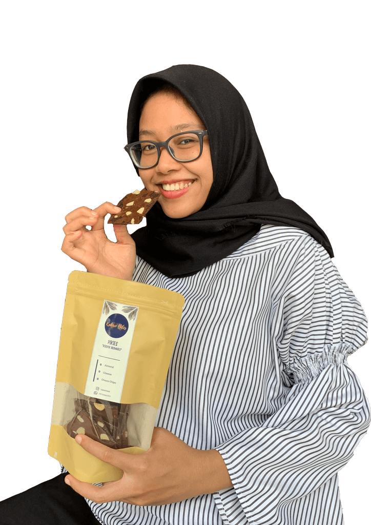 Girl eating Kakao Bites Brownies Chips