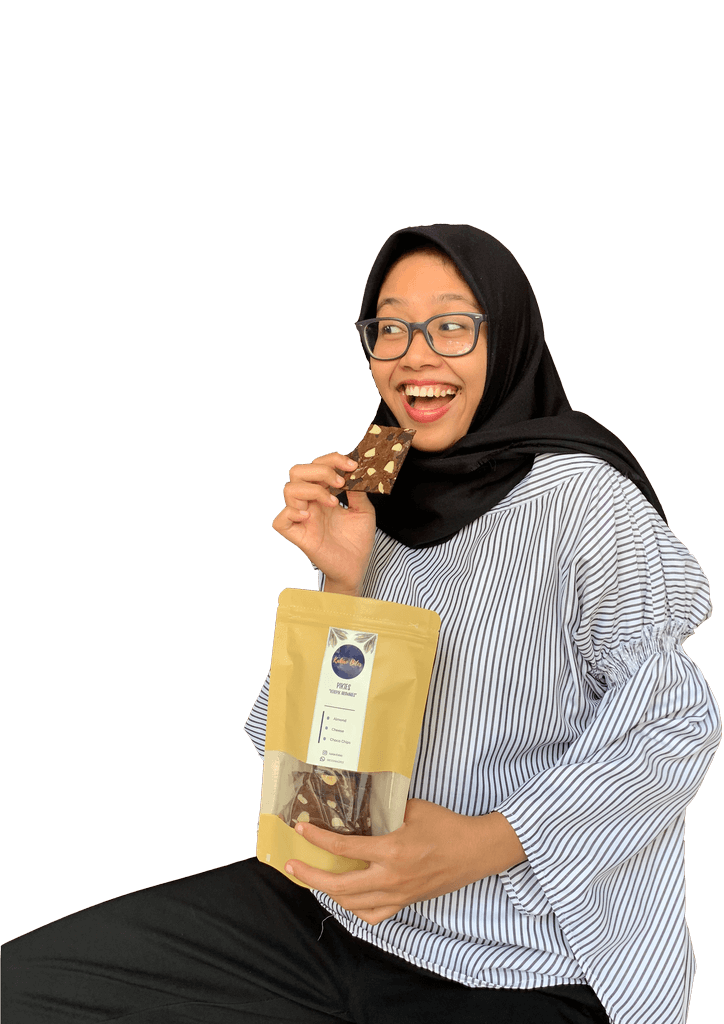 Girl eating Kakao Bites Brownies Chips